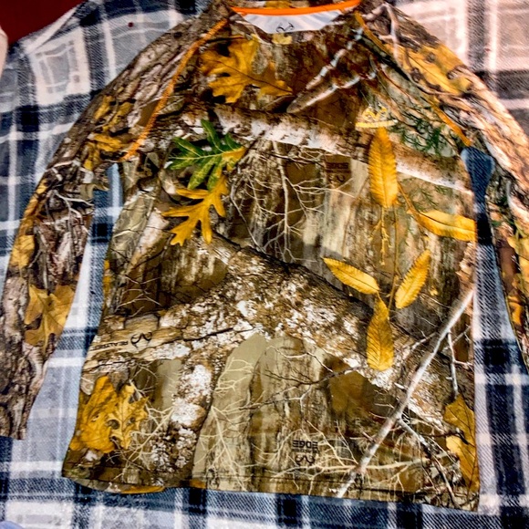 Realtree long sleeve camouflage woods hunting print. - Picture 1 of 3